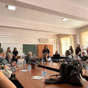 Soma’da Huzurevi Sakinleri Öğrencilerle Keyifli Bir Programda Buluştu - fotoğraf 1