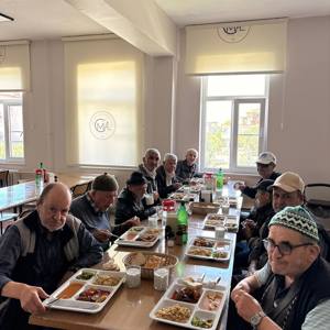 Soma’da Huzurevi Sakinleri Öğrencilerle Keyifli Bir Programda Buluştu - fotoğraf 2