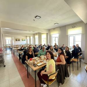 Soma’da Huzurevi Sakinleri Öğrencilerle Keyifli Bir Programda Buluştu - fotoğraf 3