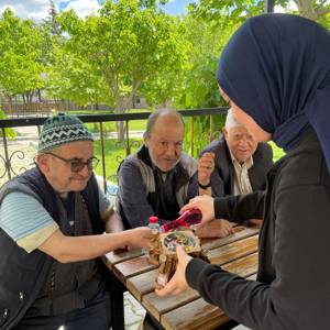 Soma’da Huzurevi Sakinleri Öğrencilerle Keyifli Bir Programda Buluştu - fotoğraf 6
