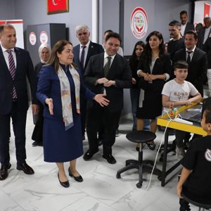 Bakan Yardımcımız Sayın Dr. Sevim SAYIM MADAK ile Bakanlığımızın Katkılarıyla Açılan Robotik Kodlama Merkezi’ni Ziyaret Ettik . - fotoğraf 8