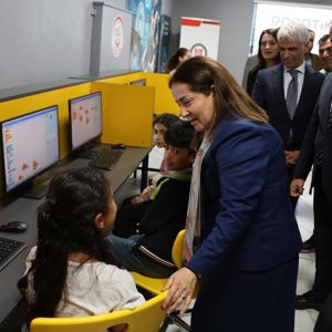 Bakan Yardımcımız Sayın Dr. Sevim SAYIM MADAK ile Bakanlığımızın Katkılarıyla Açılan Robotik Kodlama Merkezi’ni Ziyaret Ettik . - fotoğraf 9