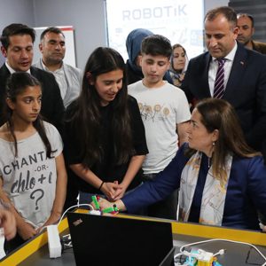 Bakan Yardımcımız Sayın Dr. Sevim SAYIM MADAK ile Bakanlığımızın Katkılarıyla Açılan Robotik Kodlama Merkezi’ni Ziyaret Ettik . - fotoğraf 11