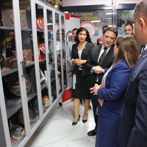 Bakan Yardımcımız Sayın Dr. Sevim SAYIM MADAK ile Bakanlığımızın Katkılarıyla Açılan Robotik Kodlama Merkezi’ni Ziyaret Ettik . - fotoğraf 15