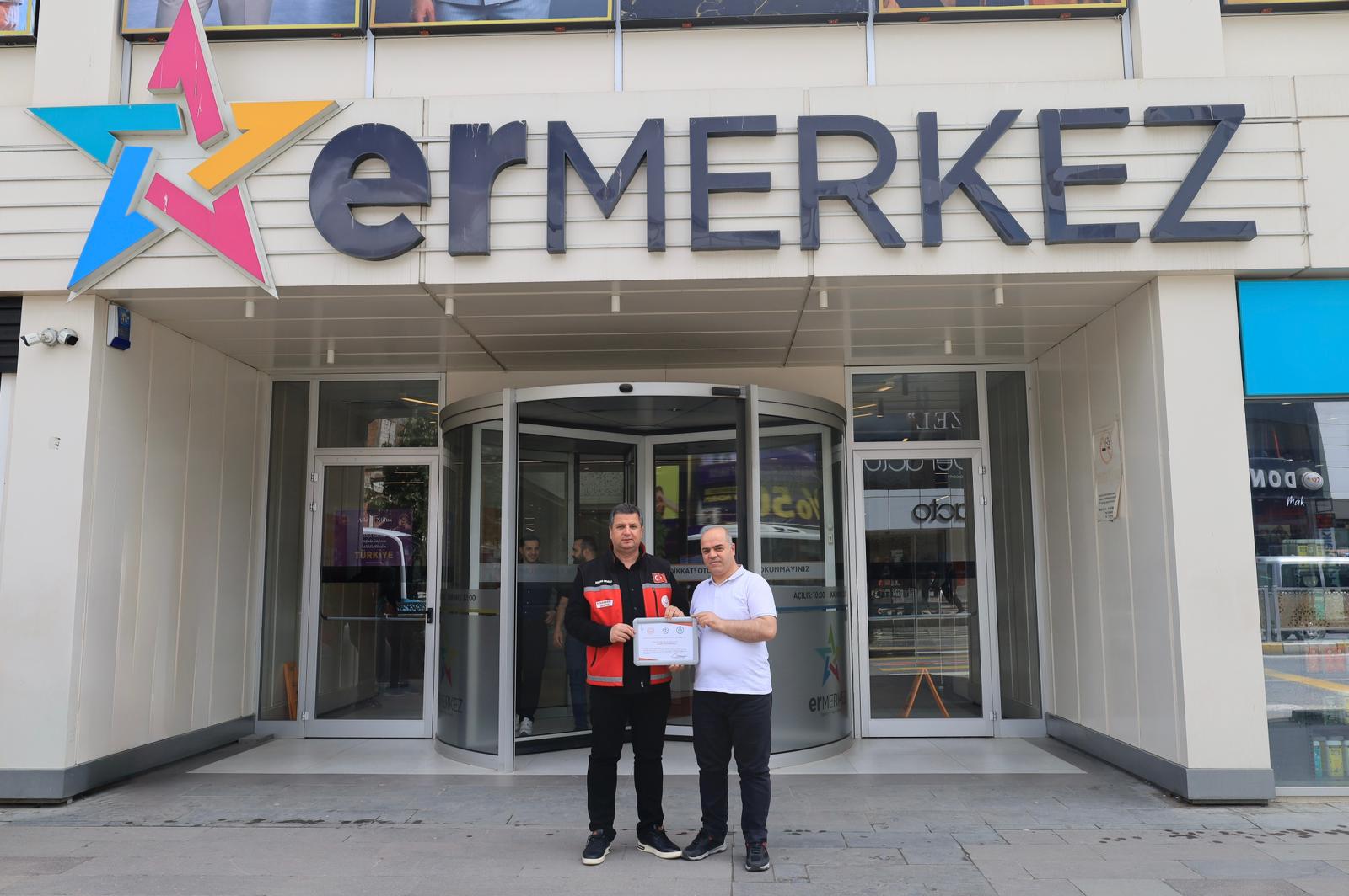 İl Müdürlüğümüz Erişilebilirlik İzleme Ve Denetleme Komisyonu Tarafından Tüm Engel Grupları İçin Erişilebilir Olduğu Tespit Edilen Ermerkez AVM’ye  Erişilebilirlik Belgesi Verildi.