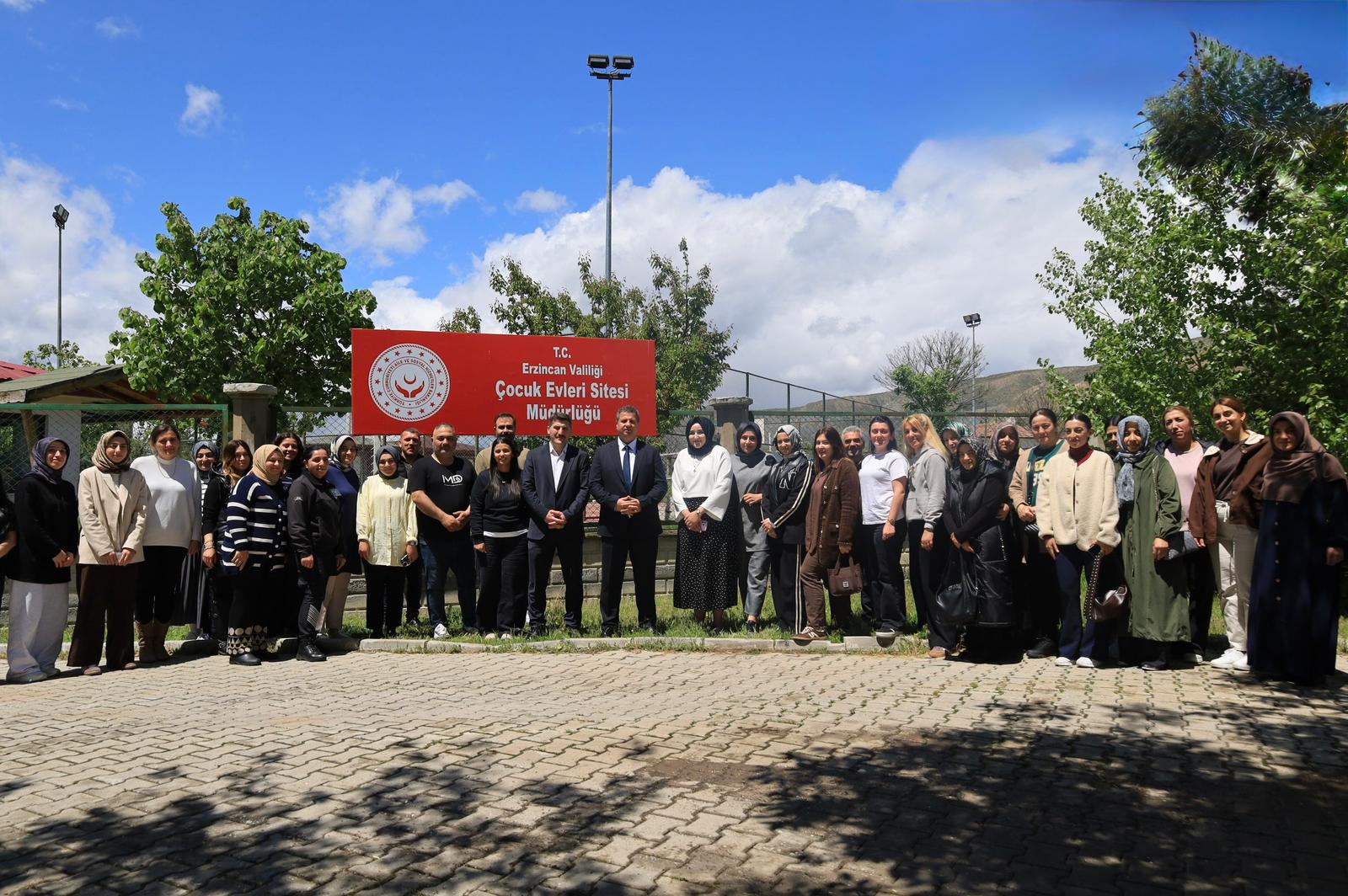 İl Müdürümüz Sayın Serdar Demirci Elâzığ Aile Ve Sosyal Hizmetler İl Müdürlüğüne Tayin Olması Dolayısıyla Veda Ziyaretleri Kapsamında Çocuk Evleri Sitesinde Görev Yapan Değerli Çalışma Arkadaşlarımızla Vedalaştı.