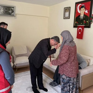 İl Müdürümüz Adem YÜCEL, Aziz Şehidimiz Ferhat ÜNELLİ' nin kıymetli ailesini ziyaret ederek Bayramlarını tebrik etti. - fotoğraf 1