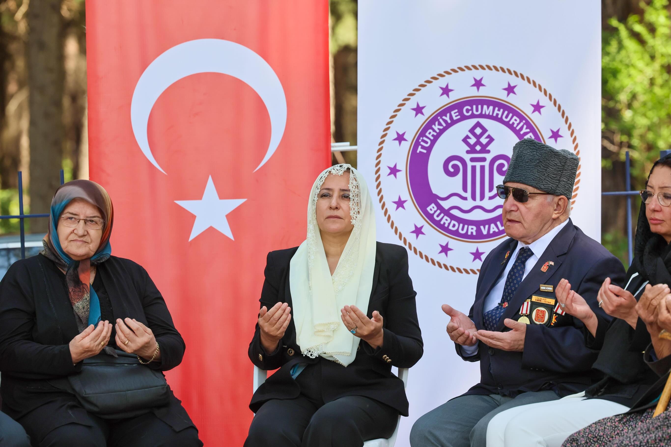  Sayın Valimiz Tülay Baydar Bilgihan, il protokol üyeleri, İl Müdürümüz Mustafa Çakır ve görevli personelimiz, kurum yöneticileri, şehit ailelerimiz, gazilerimiz ve vatandaşlarımızla birlikte Kurban Bayramı münasebetiyle Burdur Şehitliği’ni ziyaret etti.