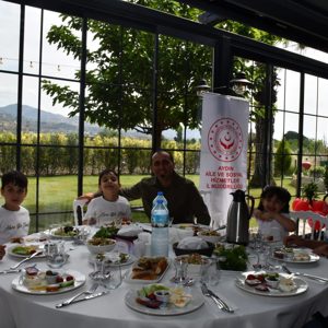 MİLLÎ AİLE HAFTASI’NDA 3 KUŞAK, TEK SOFRADA GÖNÜLLER BİR ARAYA GELDİ  - fotoğraf 7