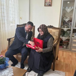 Akçakoca Kaymakamı Dr. Hacı Arslan Uzan Şehit Ailemize ve Kıbrıs Gazimize Bayram Ziyareti Gerçekleştirdi. - fotoğraf 2