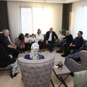 Milli Aile Haftasında Vali Vekili Şevket Cinbir, Geniş Aile Yapısını Yaşatan ve Koruyucu Ailelik Görevini Üstlenen Aileyle Bir Araya Geldi. - fotoğraf 2