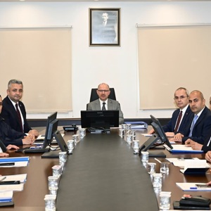 Sayın Valimiz Mehmet Fatih Serdengeçti başkanlığında Okullar ve Çevresi Güvenlik Tedbirleri Toplantısı, İl Müdürümüz Sayın Tolga Nacar ile kamu kurum müdürlerinin de katılımı ile Valiliğimizde gerçekleşti. - fotoğraf 2