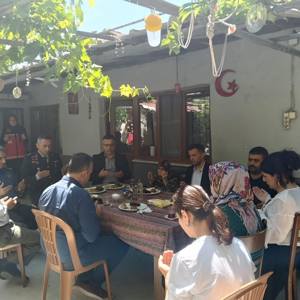 Soma’da Şehit Aileleri Bayramda Ziyaret Edildi - fotoğraf 1