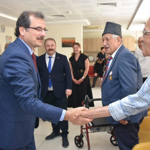 Salihli Huzurevinde Bayramlaşma Programı Gerçekleştirildi - fotoğraf 5