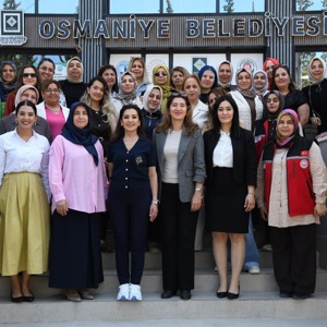 Osmaniye Sosyal Hizmet Merkezi tarafından Anneler Günü dolayısıyla Osmaniye Belediyesi Aile Yaşam Merkezi’nde renkli ve anlamlı bir program gerçekleştirildi. Annelerimizin bir araya gelerek hem sosyalleştiği hem de keyifli vakit geçirdiği program, katılımcılar tarafından büyük beğeni topladı. - fotoğraf 2