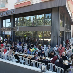Osmaniye Sosyal Hizmet Merkezi tarafından Anneler Günü dolayısıyla Osmaniye Belediyesi Aile Yaşam Merkezi’nde renkli ve anlamlı bir program gerçekleştirildi. Annelerimizin bir araya gelerek hem sosyalleştiği hem de keyifli vakit geçirdiği program, katılımcılar tarafından büyük beğeni topladı. - fotoğraf 3
