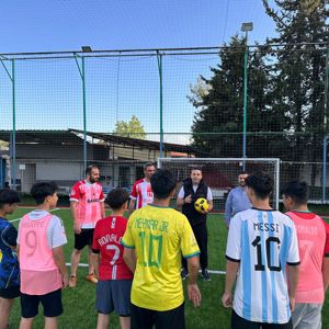 Sahada Dostluk, Tribünde Gülümsemeler - fotoğraf 1