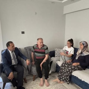 İl Müdürümüz İlkay Türkoğlu, Bakanlığımızın Sosyal ve Ekonomik Destek (SED) Hizmet Modelinden Yararlanan Nazilli ilçesinde İkamet Eden Madran Ailesini Hanelerinde Ziyaret - fotoğraf 1