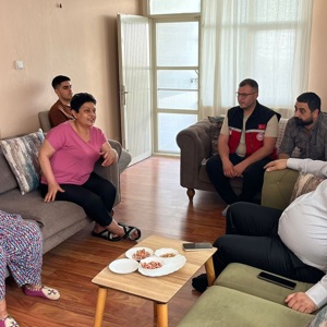 İl Müdürümüz Sayın Tolga Nacar ile Kadirli Sosyal Hizmet Merkezi Şehit Yakınları ve Gazi Hizmetleri Birimi personelleri tarafından, Aziz Şehidimiz Ahmet Adıyeke’nin kıymetli annesi Şadiye Adıyeke ziyaret edilmiştir. - fotoğraf 1