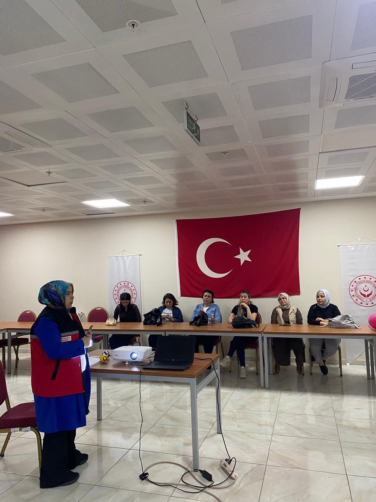 Osmaniye Sosyal Hizmet Merkezi tarafından, Osmaniye Çocuk Evleri Koordinasyon Merkezi bakım personellerine yönelik “Kişisel Bakım ve Hijyen” konulu eğitim düzenlenmiştir.