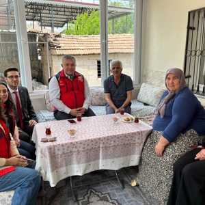 İl Müdürümüz Sayın Tolga Nacar, Şehit Yakınları ve Gaziler Birimi personelleri ile birlikte, kısa süre önce rahatsızlanan Şehit Jandarma Uzman Çavuş İbrahim Etiz’in kıymetli babası Ahmet Etiz’i ziyaret ederek geçmiş olsun dileklerini iletti. - fotoğraf 1