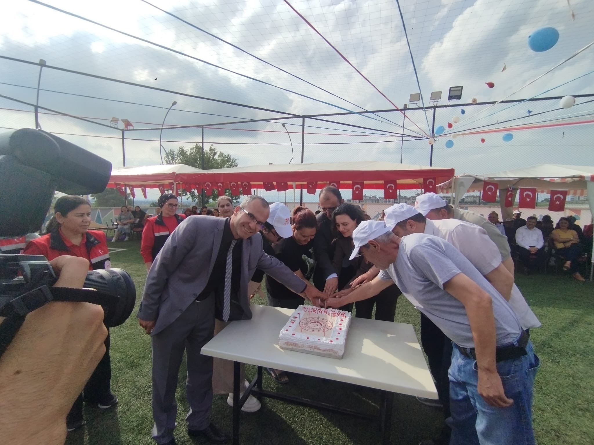 10-16 Mayıs Engelliler Haftası kutlamaları kapsamında Kaymakamımız Sayın Erdinç Dolu ve eşi Sayın Şenay Yerli Dolu, İl Müdür Yardımcımız Sayın Fatih Gün ve kuruluş müdürlerimizin katılımı ile Kadirli Yeşilay Temsilciliği iş birliğinde Kadirli Engelsiz Yaşam Merkezi’nde bakım ve koruma altında bulunan engelli bireylerimizle birlikte “Engelsiz Festival” düzenlenmiştir