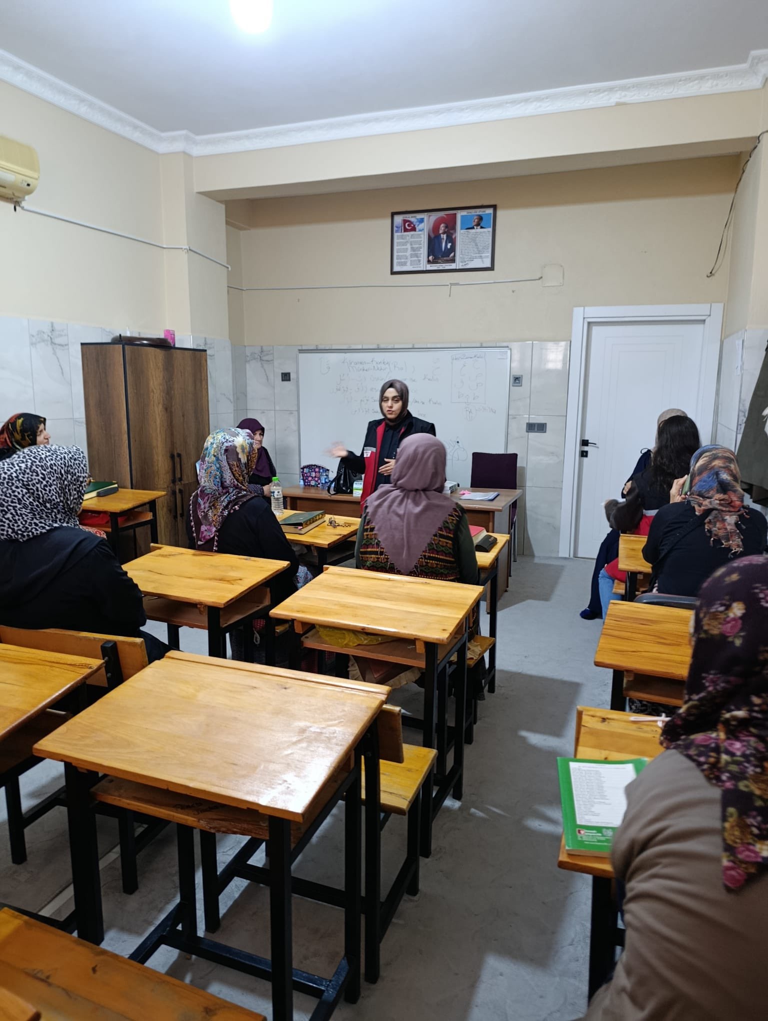 Osmaniye Sosyal Hizmet Merkezi Eğitim Birimi tarafından Şehit Mustafa Baytak Camii Kuran Kursu ile Mehmet Bal Kız Kuran Kursu kursiyerlerine yönelik “Dijital Okuryazarlık” konulu eğitim gerçekleştirilmiştir.