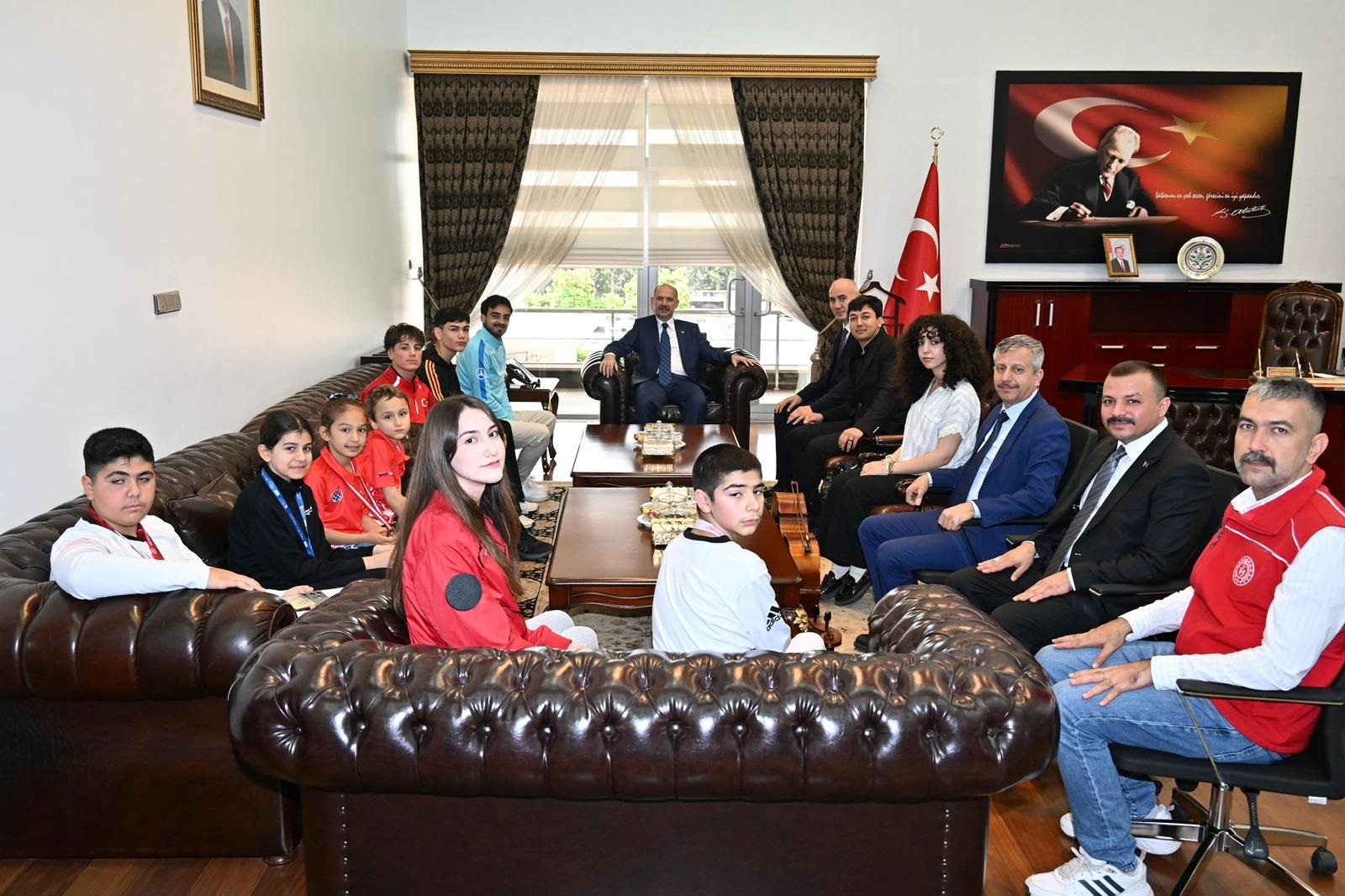 15-21 Mayıs Gençlik Haftası vesilesiyle, şehrimizin dinamizmini, azmini ve gelecek ufkunu temsil eden gençlerimizi ve millî sporcularımızı Valiliğimizde misafir edildi..