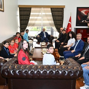 15-21 Mayıs Gençlik Haftası vesilesiyle, şehrimizin dinamizmini, azmini ve gelecek ufkunu temsil eden gençlerimizi ve millî sporcularımızı Valiliğimizde misafir edildi.. - fotoğraf 1