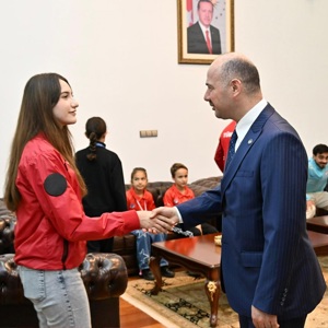 15-21 Mayıs Gençlik Haftası vesilesiyle, şehrimizin dinamizmini, azmini ve gelecek ufkunu temsil eden gençlerimizi ve millî sporcularımızı Valiliğimizde misafir edildi.. - fotoğraf 2