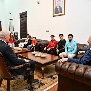 15-21 Mayıs Gençlik Haftası vesilesiyle, şehrimizin dinamizmini, azmini ve gelecek ufkunu temsil eden gençlerimizi ve millî sporcularımızı Valiliğimizde misafir edildi.. - fotoğraf 4