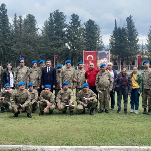 12.Komando Tugay Komutanlığı ev sahipliğinde düzenlenen Temsili Askerlik Töreni’nde, Osmaniye Bakım Rehabilitasyon ve Aile Danışma Merkezi Müdürlüğü hizmet modellerinden faydalanan özel bireylerimiz askerlik heyecanı yaşadı. - fotoğraf 2