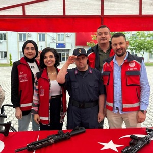 Osmaniye İl Jandarma Komutanlığı tarafından düzenlenen Temsili Askerlik Programı’nda, Bakanlığımız hizmet modellerinden faydalanan engelli bireylerimiz bir günlük askerlik heyecanı yaşadı. - fotoğraf 3