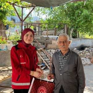 İl Müdürlüğümüz Şehit Yakınları ve Gazi Hizmetleri Birimimiz Kurban Bayramı öncesinde   Aziz şehidimiz Piyade Er Serkan Çenet’in kıymetli annesi Ayşegül Çenet, Aziz şehidimiz Özel Harekât Polisi Hüseyin Cengiz’in kıymetli annesi Necmiye Cengiz ve Kıbrıs Gazimiz Mahmut Erit ziyaret ederek  bayramları tebrik ettiler. - fotoğraf 1