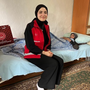 İl Müdürlüğümüz Şehit Yakınları ve Gazi Hizmetleri Birimimiz Kurban Bayramı öncesinde   Aziz şehidimiz Piyade Er Serkan Çenet’in kıymetli annesi Ayşegül Çenet, Aziz şehidimiz Özel Harekât Polisi Hüseyin Cengiz’in kıymetli annesi Necmiye Cengiz ve Kıbrıs Gazimiz Mahmut Erit ziyaret ederek  bayramları tebrik ettiler. - fotoğraf 2