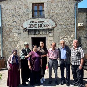 Kadirli Huzurevi Yaşlı Bakım ve Rehabilitasyon Merkezi Müdürlüğümüzde kalan yaşlılarımız ile “Müzeler Günü” kapsamında müze ziyareti gerçekleştirilmiştir.  Düzenlenen etkinlikte büyüklerimiz, kültürel ve tarihi değerlerimizi yakından inceleme fırsatı bulurken aynı zamanda keyifli ve verimli bir gün geçirmiştir. Gerçekleştirilen ziyaret ile yaşlı bireylerimizin sosyal yaşama aktif katılımlarının desteklenmesi, kültürel farkındalıklarının artırılması ve güzel anılar biriktirmeleri amaçlanmıştır - fotoğraf 1