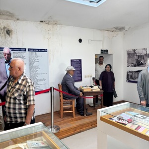 Kadirli Huzurevi Yaşlı Bakım ve Rehabilitasyon Merkezi Müdürlüğümüzde kalan yaşlılarımız ile “Müzeler Günü” kapsamında müze ziyareti gerçekleştirilmiştir.  Düzenlenen etkinlikte büyüklerimiz, kültürel ve tarihi değerlerimizi yakından inceleme fırsatı bulurken aynı zamanda keyifli ve verimli bir gün geçirmiştir. Gerçekleştirilen ziyaret ile yaşlı bireylerimizin sosyal yaşama aktif katılımlarının desteklenmesi, kültürel farkındalıklarının artırılması ve güzel anılar biriktirmeleri amaçlanmıştır - fotoğraf 2