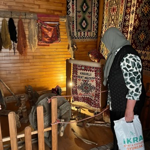 Kadirli Huzurevi Yaşlı Bakım ve Rehabilitasyon Merkezi Müdürlüğümüzde kalan yaşlılarımız ile “Müzeler Günü” kapsamında müze ziyareti gerçekleştirilmiştir.  Düzenlenen etkinlikte büyüklerimiz, kültürel ve tarihi değerlerimizi yakından inceleme fırsatı bulurken aynı zamanda keyifli ve verimli bir gün geçirmiştir. Gerçekleştirilen ziyaret ile yaşlı bireylerimizin sosyal yaşama aktif katılımlarının desteklenmesi, kültürel farkındalıklarının artırılması ve güzel anılar biriktirmeleri amaçlanmıştır - fotoğraf 4