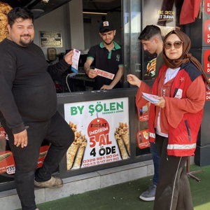 Hafta sonu düzenlenen Lezzet Festivali’nde, Osmaniye Aile ve Sosyal Hizmetler İl Müdürlüğü Koruyucu Aile Birimi personelleri tarafından koruyucu aile hizmet modelinin tanıtımına yönelik bilgilendirme çalışması gerçekleştirildi - fotoğraf 2