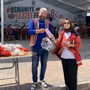 Hafta sonu düzenlenen Lezzet Festivali’nde, Osmaniye Aile ve Sosyal Hizmetler İl Müdürlüğü Koruyucu Aile Birimi personelleri tarafından koruyucu aile hizmet modelinin tanıtımına yönelik bilgilendirme çalışması gerçekleştirildi - fotoğraf 3