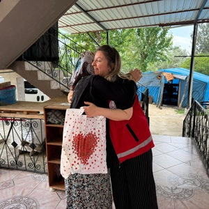 Düziçi Sosyal Hizmet Merkezi Müdürlüğü Şehit Yakınları ve Gaziler Birimi personelleri tarafından, Kurban Bayramı vesilesiyle Şehidimiz Jandarma Uzman Çavuş Abdullah Akdeniz, Piyade Uzman Çavuş Zeki Koç, Piyade Uzman Çavuş Sinan İnak ve Jandarma Uzman Çavuş Kamber Şamlı’nın kıymetli aileleri evlerinde ziyaret edilmiştir. - fotoğraf 2