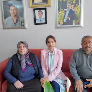 Şehit Annesine Anlamlı Anneler Günü Ziyareti - fotoğraf 2