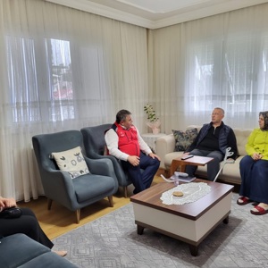 İl Müdürümüz Sayın Tolga Nacar, Aziz Şehitlerimiz  Sami Yılmaz, M. Önder Saçmalıoğlu ve Tuncay Akyüz’ün kıymetli ailelerini Bahçe ilçesindeki hanelerinde ziyaret etti. - fotoğraf 2