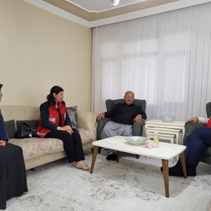 İl Müdürümüz Sayın Tolga Nacar, Aziz Şehitlerimiz  Sami Yılmaz, M. Önder Saçmalıoğlu ve Tuncay Akyüz’ün kıymetli ailelerini Bahçe ilçesindeki hanelerinde ziyaret etti. - fotoğraf 1