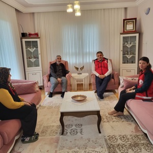 İl Müdürümüz Sayın Tolga Nacar, Aziz Şehitlerimiz  Sami Yılmaz, M. Önder Saçmalıoğlu ve Tuncay Akyüz’ün kıymetli ailelerini Bahçe ilçesindeki hanelerinde ziyaret etti. - fotoğraf 3
