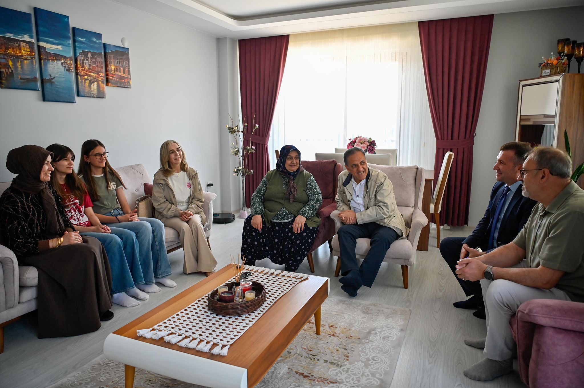 Valimiz ve İl Müdürümüzden Anneler Günü’nde Annelere Anlamlı Ziyaret