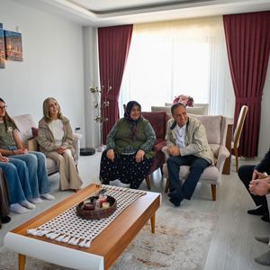 Valimiz ve İl Müdürümüzden Anneler Günü’nde Annelere Anlamlı Ziyaret - fotoğraf 1