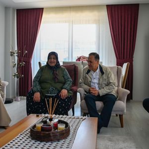 Valimiz ve İl Müdürümüzden Anneler Günü’nde Annelere Anlamlı Ziyaret - fotoğraf 2