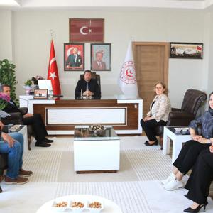 ÇOCUK EVLERİ KOORDİNASYON MERKEZİ MÜDÜRÜ VE ÇALIŞMA ARKADAŞLARIMIZ İL MÜDÜRÜMÜZ SAYIN SERDAR DEMİRCİ’YE HAYIRLI OLSUN ZİYARETİNDE BULUNDU - fotoğraf 1