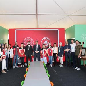 İl Müdürümüz Sn. Ömer Turan, Sıfır Atık Festivali Kapsamında Bakanlığımızın Standını Ziyaret Ederek, Atık Malzemelerle Üretilen Eserleri İnceledi - fotoğraf 5